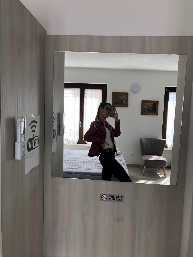 Готель La Casa Della Ada Кастельнуово-дель-Гарда Екстер'єр фото